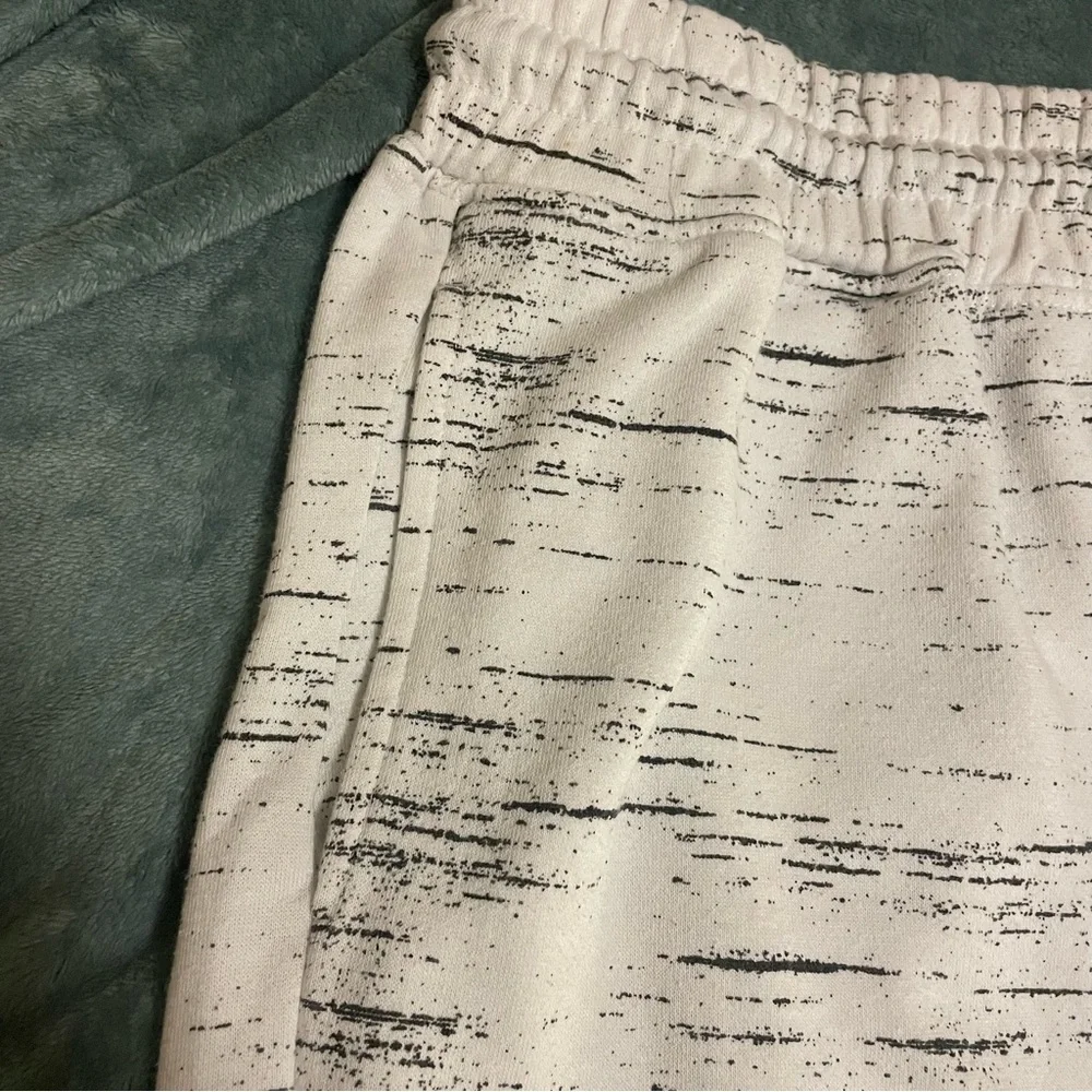 Men's White and Black Casual Shorts - Picture 4 of 6